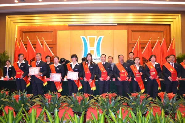公司表彰了2011年度先进集体 先进个人及优秀管理者