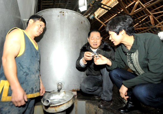 宁夏地区唯一的全国白酒行业评委、昊王酒业总工高彩燕（右一）在生产源头品评把关